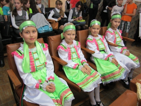 дети в марийском костюме - МЕДВЕДЕВСКАЯ ГИМНАЗИЯ