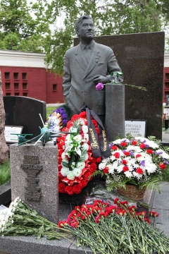 Памятник на могиле А.П.Маресьева
