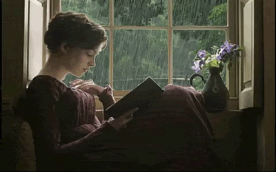 Прекрасна женщина с книгою в руках