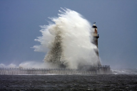 Волны атакуют маяк